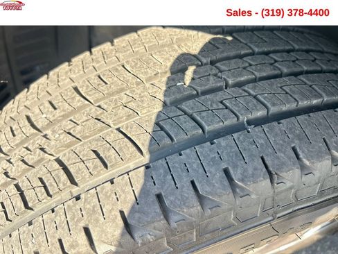 Used 2022 Toyota Highlander XLE AWD/4WD image 26