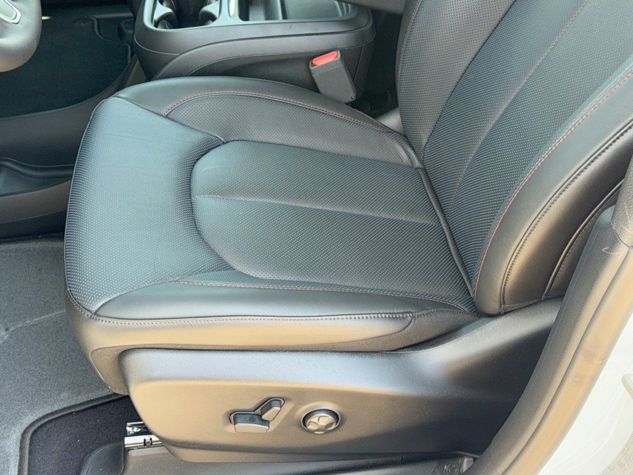 New 2027 Chrysler Pacifica Select FWD image 16