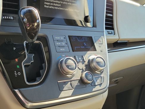 Used 2017 Toyota Sienna XLE Premium image 32