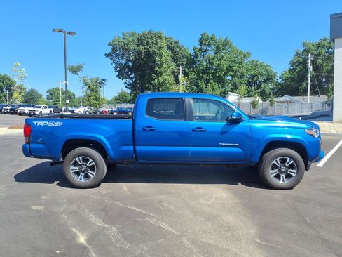 Used 2017 Toyota Tacoma TRD Sport AWD/4WD image 2