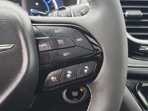 Used 2024 Chrysler Pacifica Premium image 14