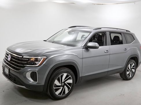 Used 2025 Volkswagen Atlas SE image 6