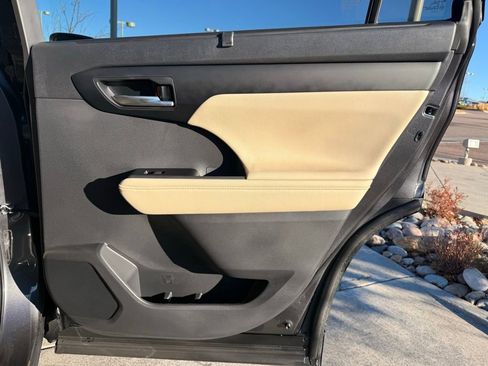 Used 2025 Toyota Highlander XLE image 26