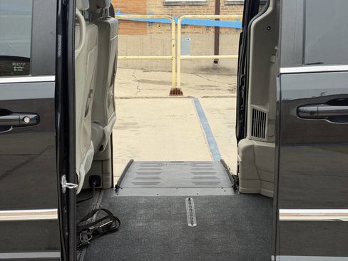 Used 2016 Chrysler Town & Country Touring image 14