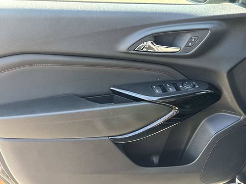 Used 2025 Chevrolet Trax RS w/ Sunroof Package FWD image 19