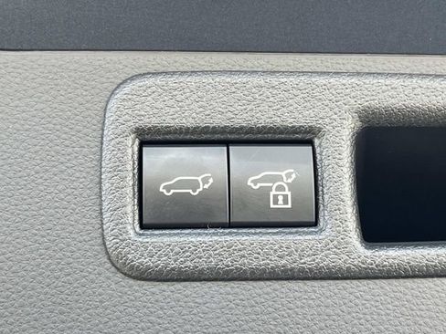Used 2024 Toyota Venza XLE AWD/4WD image 12