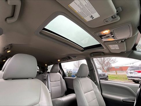 Used 2020 Toyota Sienna XLE w/ XLE Navigation Package image 16