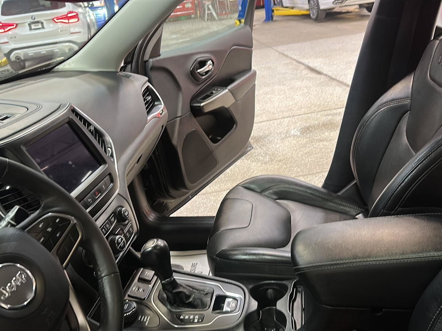 Used 2022 Jeep Cherokee Latitude Lux w/ Sun & Sound Group AWD/4WD image 25