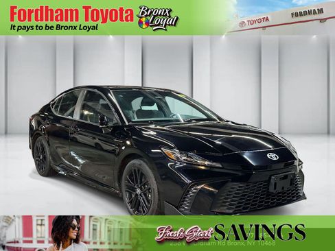 Used 2025 Toyota Camry SE image 1