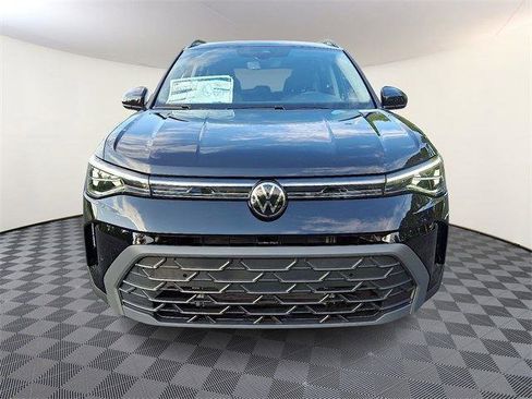New 2025 Volkswagen Taos SE image 2