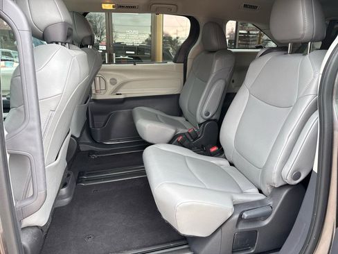 Used 2024 Toyota Sienna XLE image 18