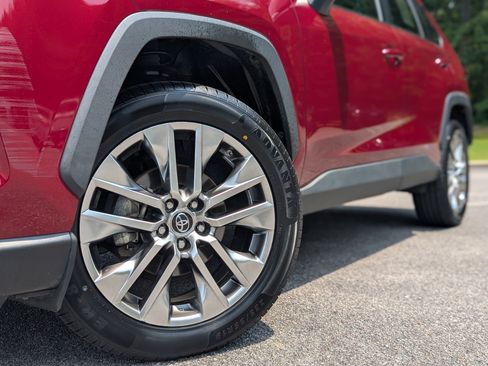 Used 2019 Toyota RAV4 XLE Premium FWD image 32