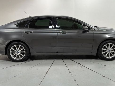 Used 2017 Ford Fusion SE image 6