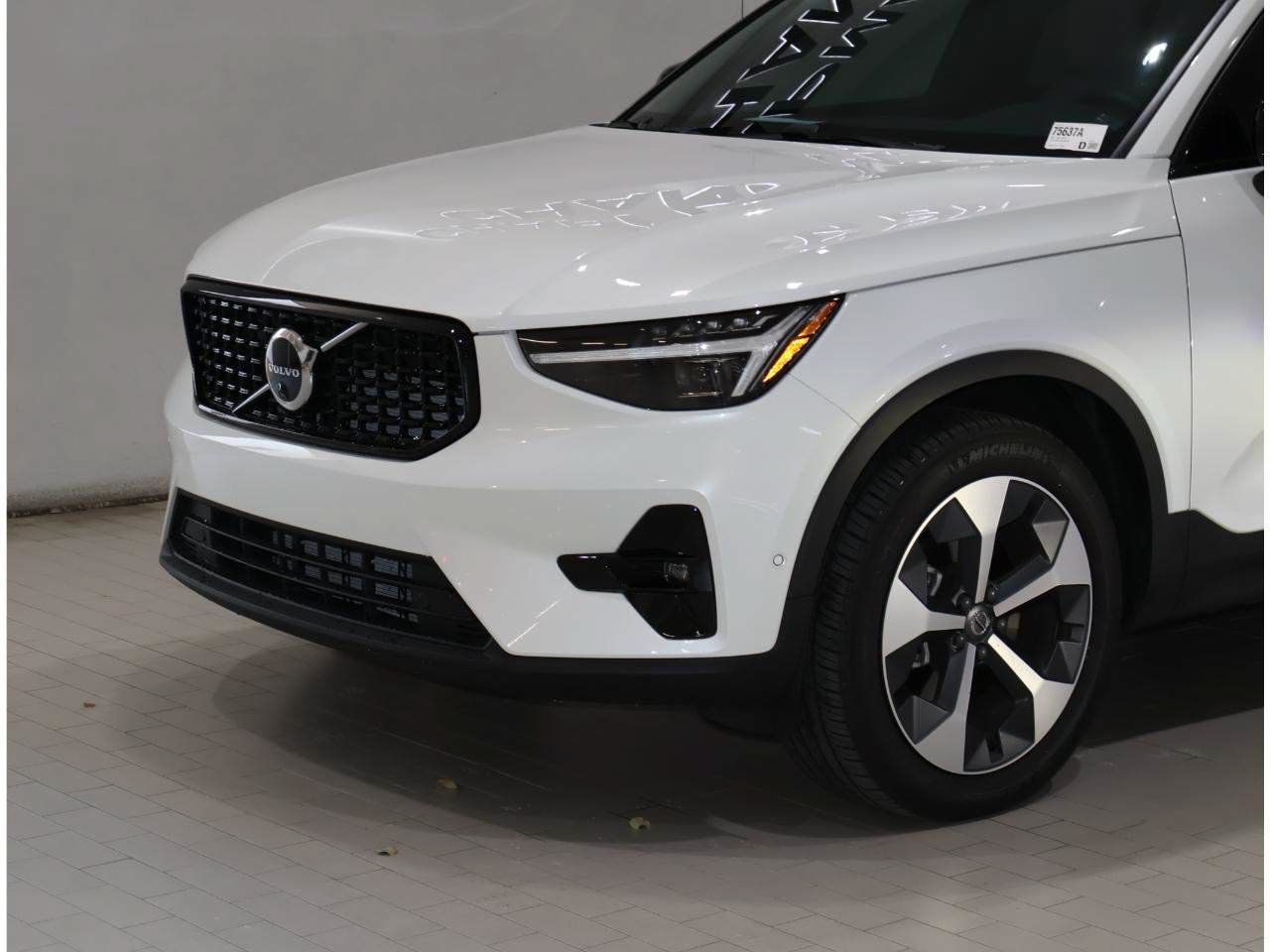 Used 2025 Volvo XC40 B5 Plus w/ Protection Package Premier AWD/4WD image 2