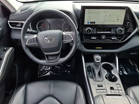 Used 2023 Toyota Highlander XLE AWD/4WD image 12