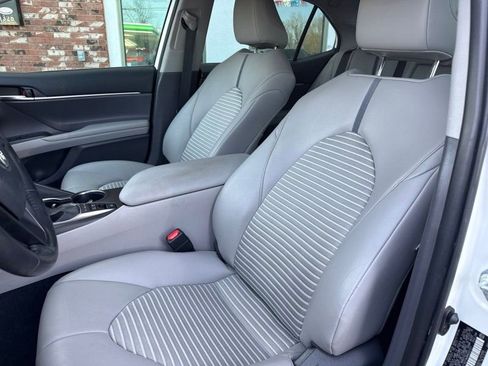 Used 2021 Toyota Camry SE image 12