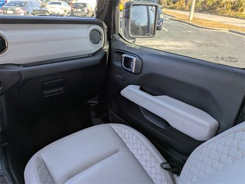 Used 2022 Jeep Gladiator Overland image 18