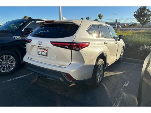 Used 2020 Toyota Highlander LE image 3