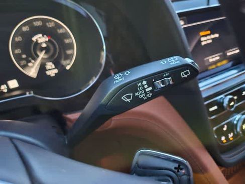 Used 2023 Bentley Bentayga Plug-In Hybrid image 27