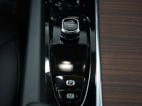 Used 2025 Volvo V60 B5 Cross Country Plus image 21