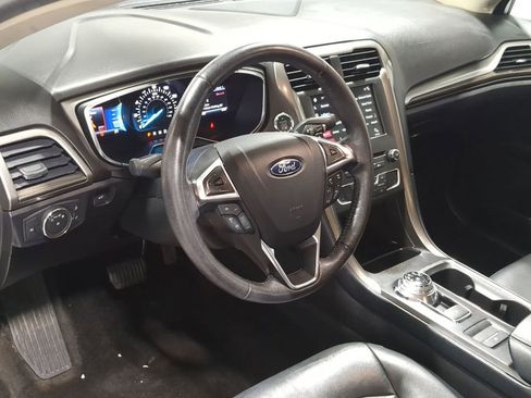 Used 2017 Ford Fusion SE w/ Fusion SE Technology Package image 12