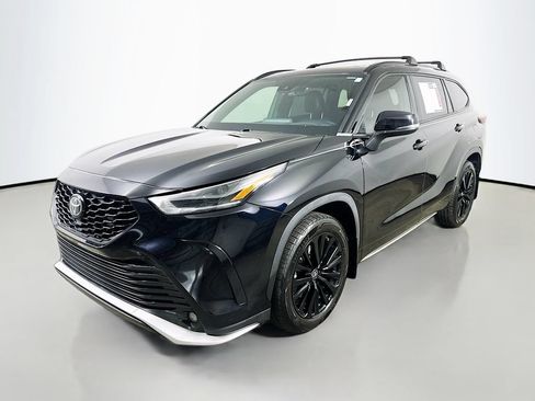 Used 2024 Toyota Highlander XSE FWD image 3