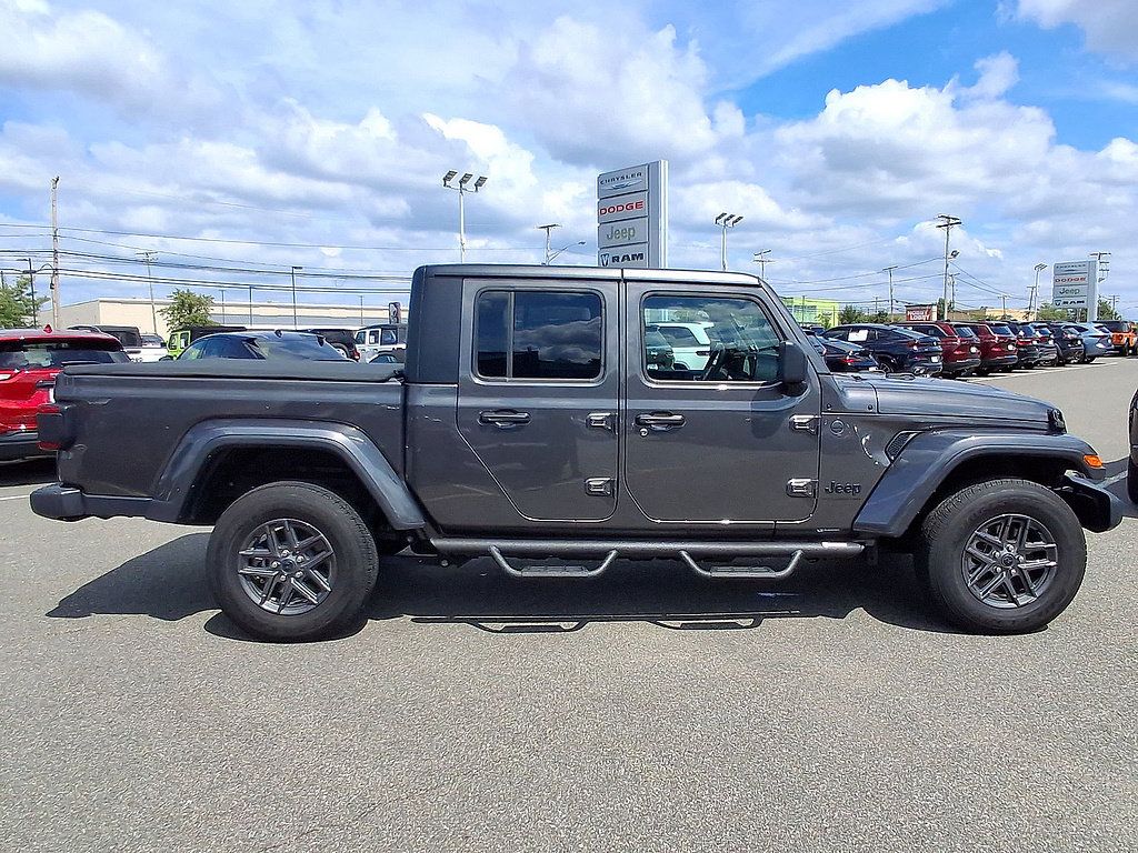 Used 2025 Jeep Gladiator Sport AWD/4WD image 9