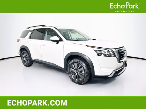 Used 2025 Nissan Pathfinder SV image 1