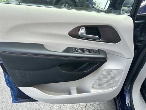 Used 2018 Chrysler Pacifica Touring-L Plus FWD image 8