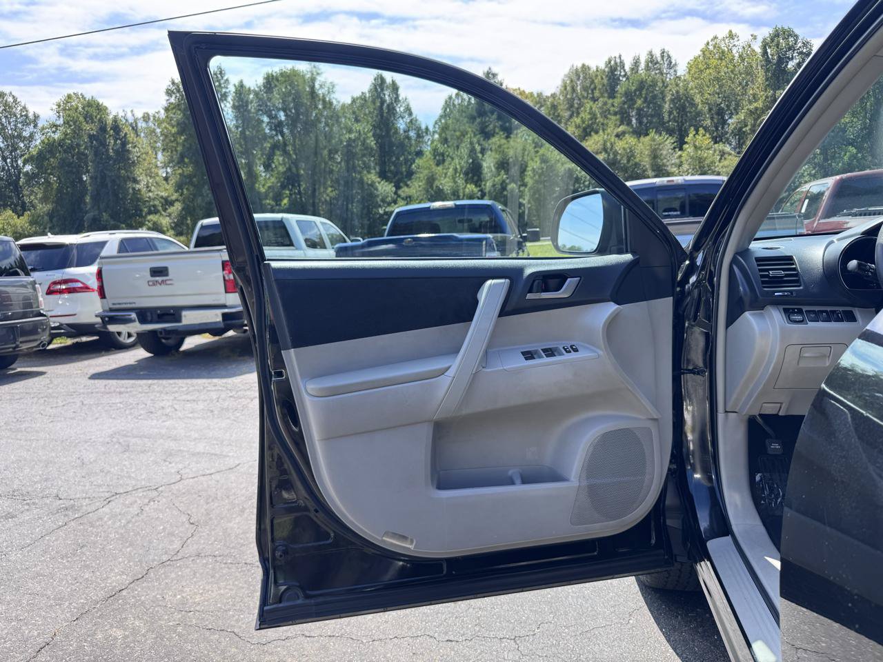 Used 2013 Toyota Highlander Plus FWD image 9