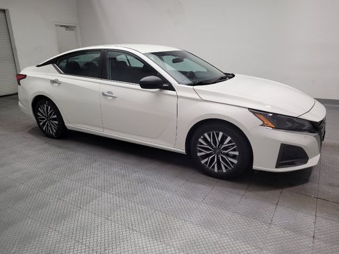 Used 2025 Nissan Altima 2.5 SV FWD image 11