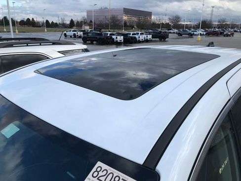 Used 2024 Chrysler Pacifica Limited image 8