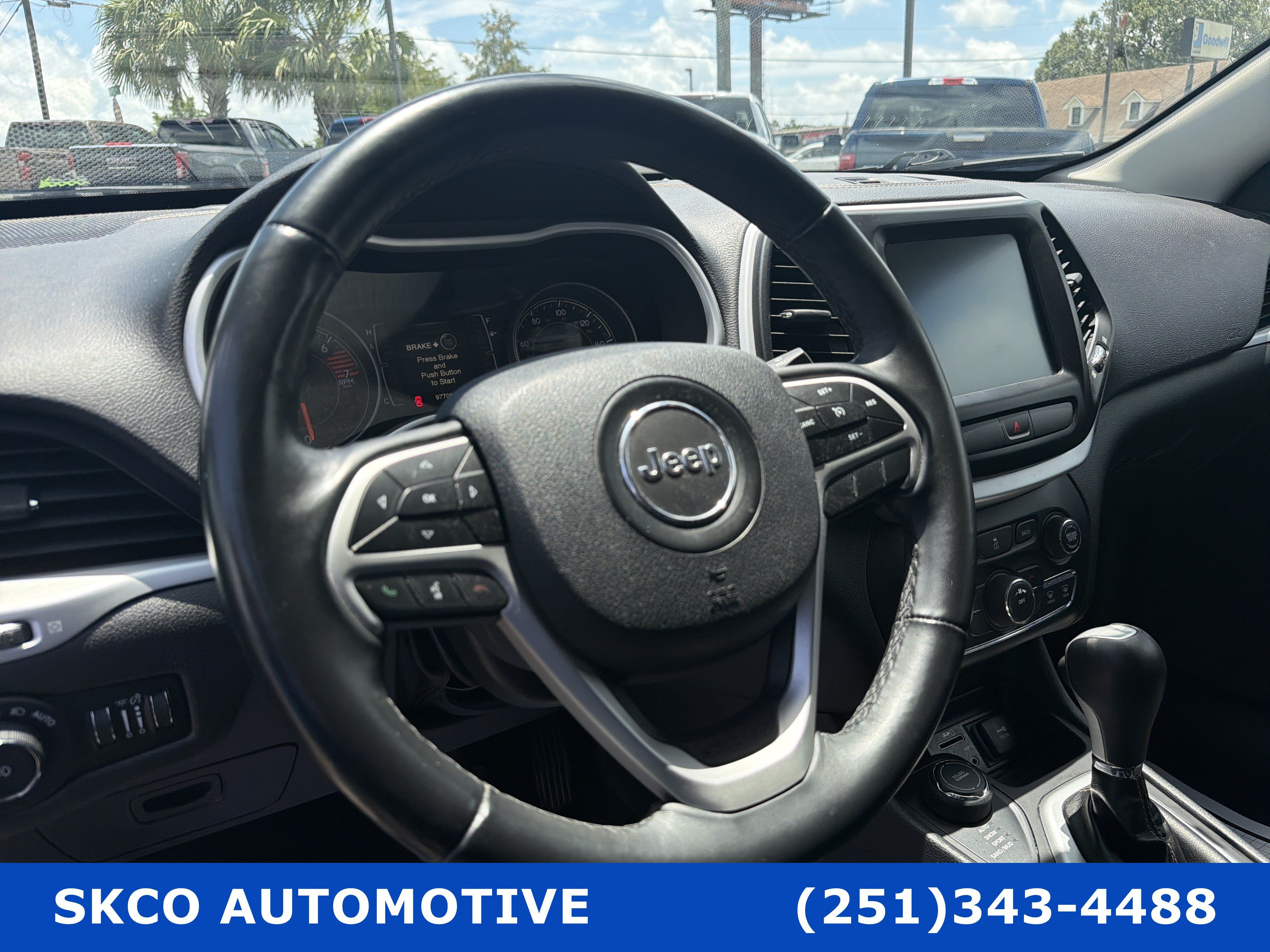 Used 2018 Jeep Cherokee Latitude Plus AWD/4WD image 19