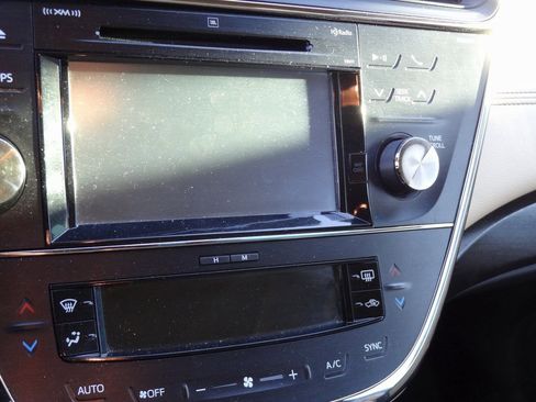 Used 2018 Toyota Avalon Limited image 9