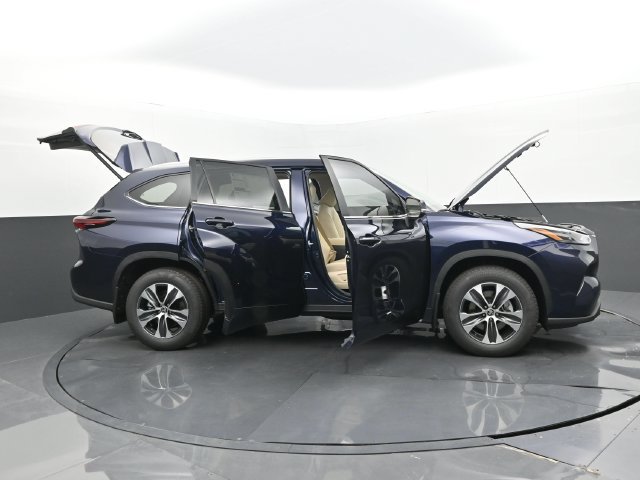 Used 2025 Toyota Highlander XLE FWD image 33