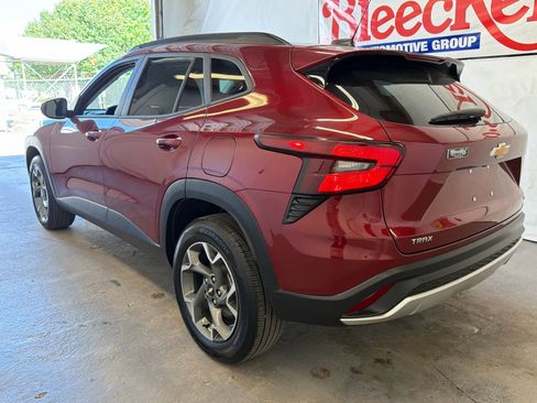 Used 2025 Chevrolet Trax LT w/ LT Convenience Package FWD image 9