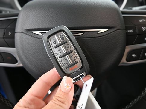 New 2027 Chrysler Pacifica Select FWD image 30