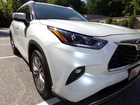 Used 2024 Toyota Highlander AWD image 4