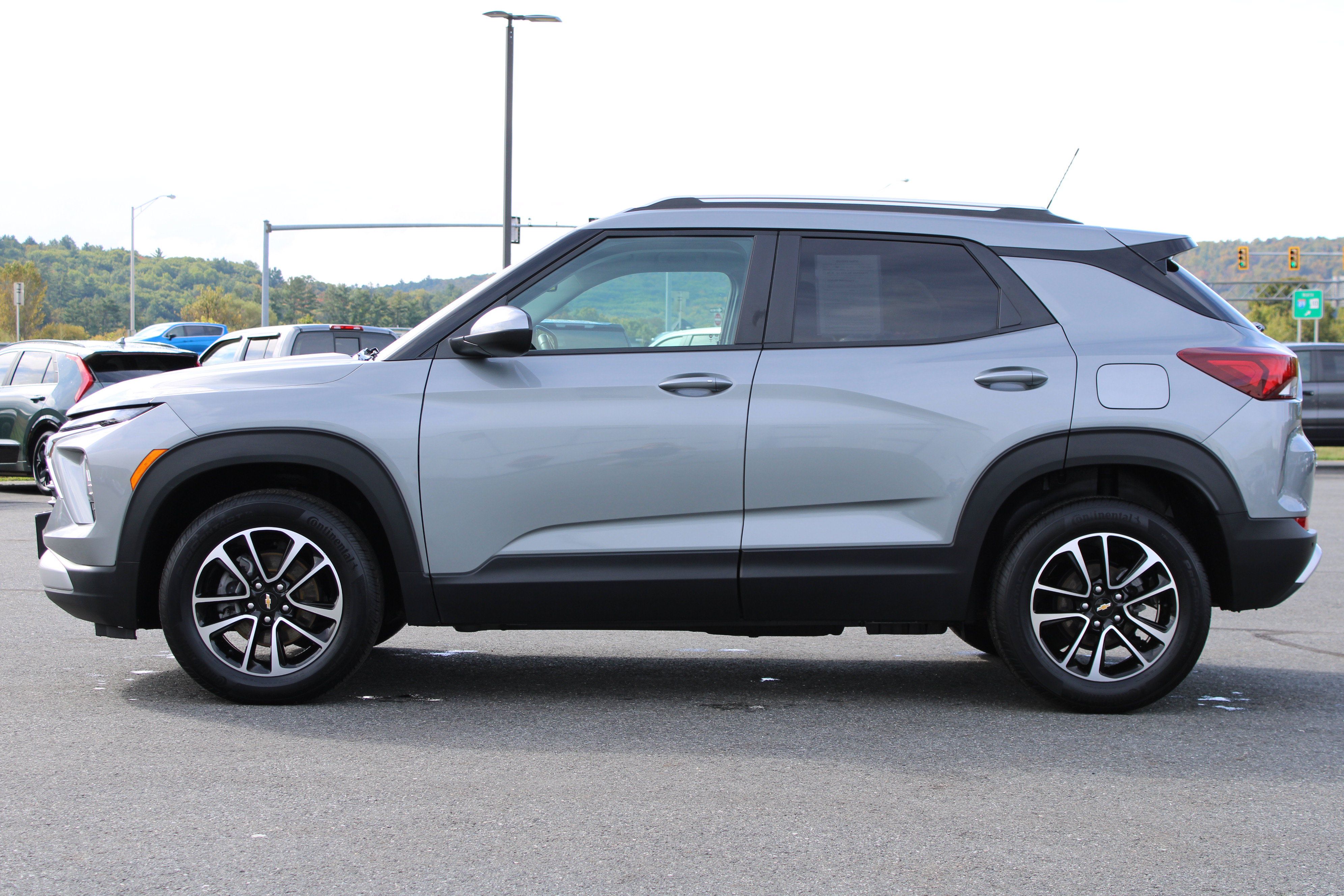 Used 2025 Chevrolet TrailBlazer LT w/ Convenience Package AWD/4WD image 11