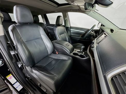 Used 2019 Toyota Highlander XLE AWD/4WD image 30