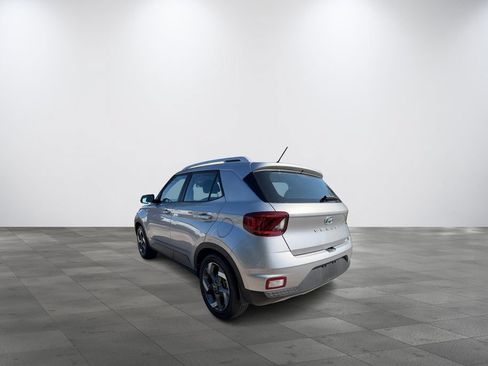 Used 2023 Hyundai Venue SEL FWD image 4