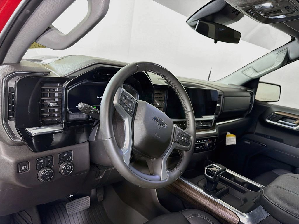 Used 2024 Chevrolet Silverado 1500 LT Trail Boss w/ Convenience Package II AWD/4WD image 10