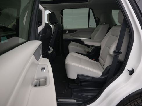 Used 2025 Lincoln Navigator Reserve AWD/4WD image 12