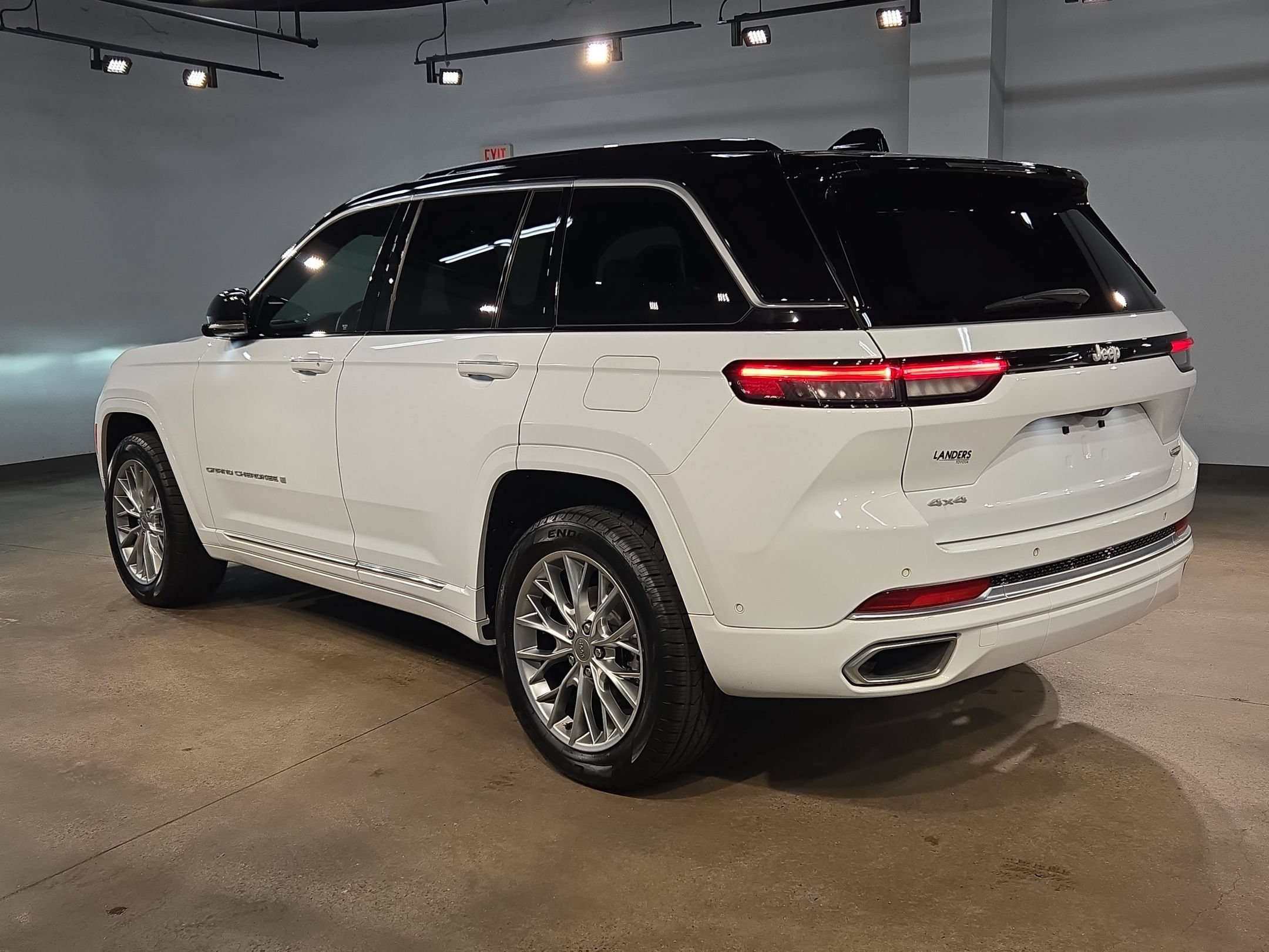 Used 2024 Jeep Grand Cherokee Summit w/ Luxury Tech Group V AWD/4WD image 5