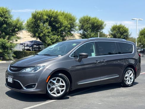 Used 2017 Chrysler Pacifica Touring-L Plus w/ Tire & Wheel Group FWD image 2