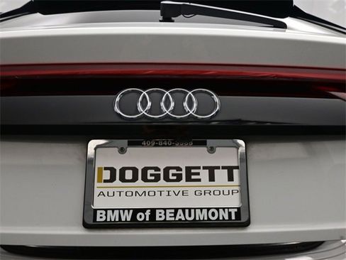 Used 2023 Audi Q8 Premium image 24