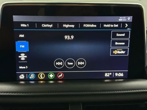 Used 2021 Chevrolet Suburban Z71 w/ Z71 Signature Package AWD/4WD image 17
