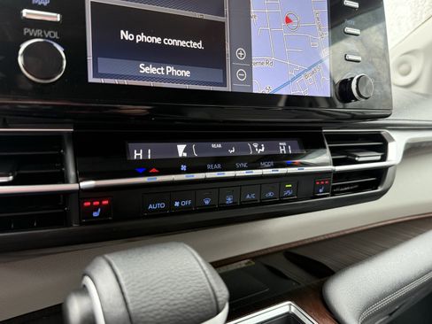 Used 2022 Toyota Sienna XLE image 21