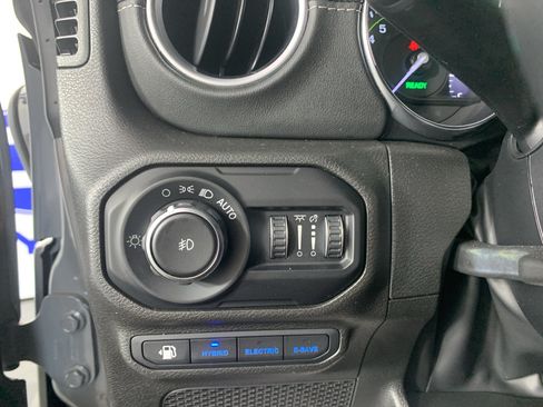 Used 2022 Jeep Wrangler Unlimited Sahara AWD/4WD image 16