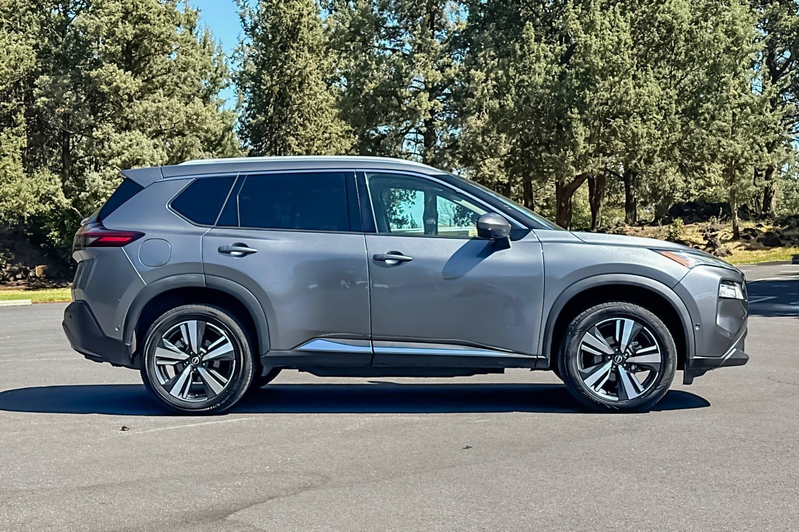 Used 2023 Nissan Rogue SL w/ SL Premium Package AWD/4WD image 3